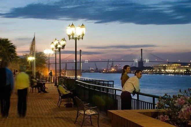Lush Savannah Loft - Near Plant Riverside District Bagian luar foto